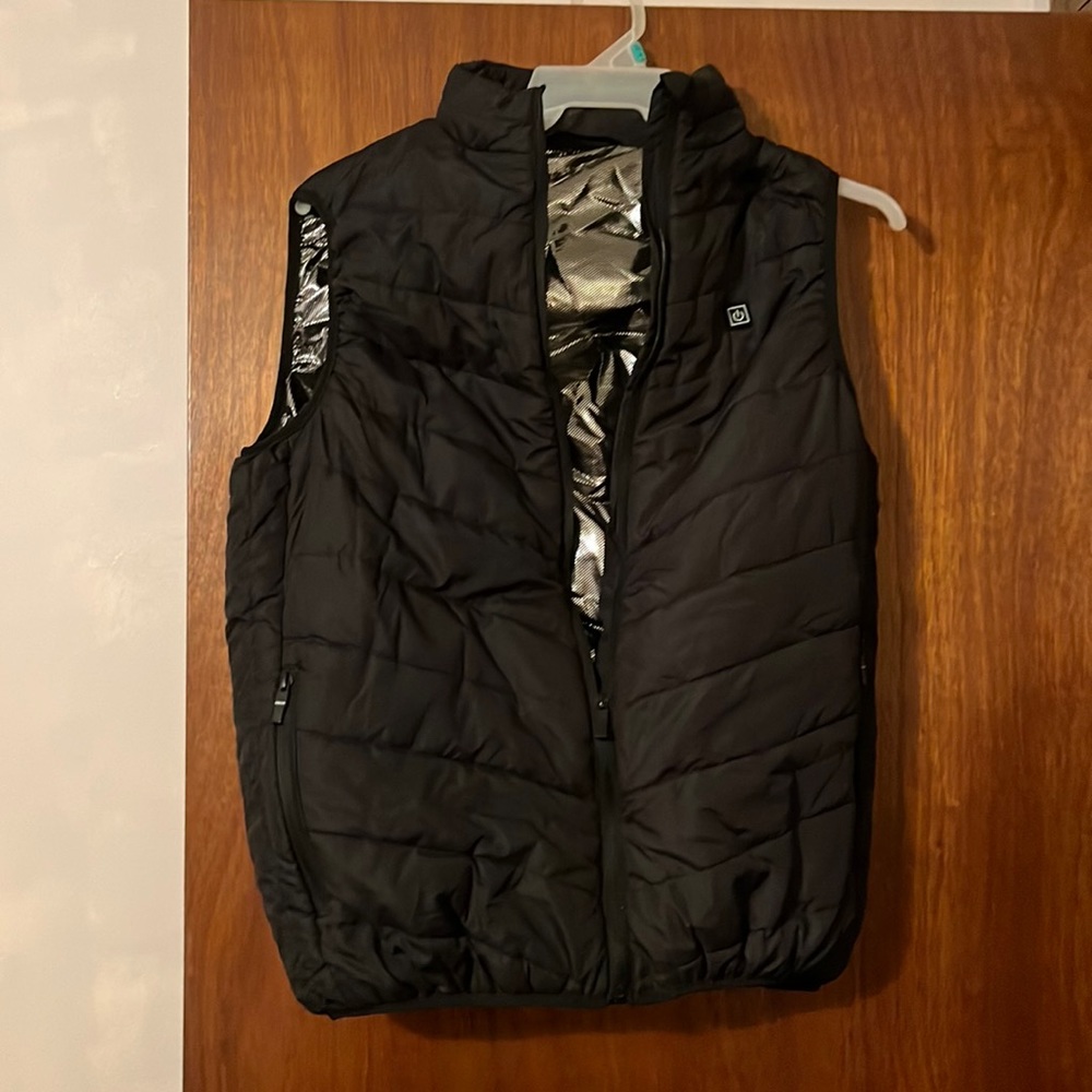 Womens size 4X insulated eat with silver shiny lining and front pockets.